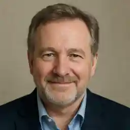 Portrait de Julien Marechal, joueur basé à Lille, partageant son expérience sur le casino en ligne Magical Spin et rappelant que le jeu reste un divertissement.